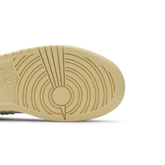 Air-Jordan-1-Low-‘Paint-Drip’-GS-sole-close-up