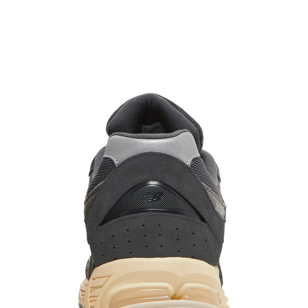 new_balance_2002r_black_dark_grey_2022_6