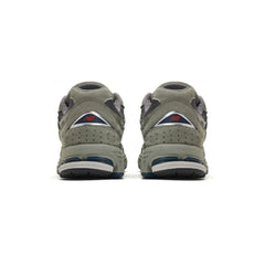 new_balance_2002r_castlerock_gs_4