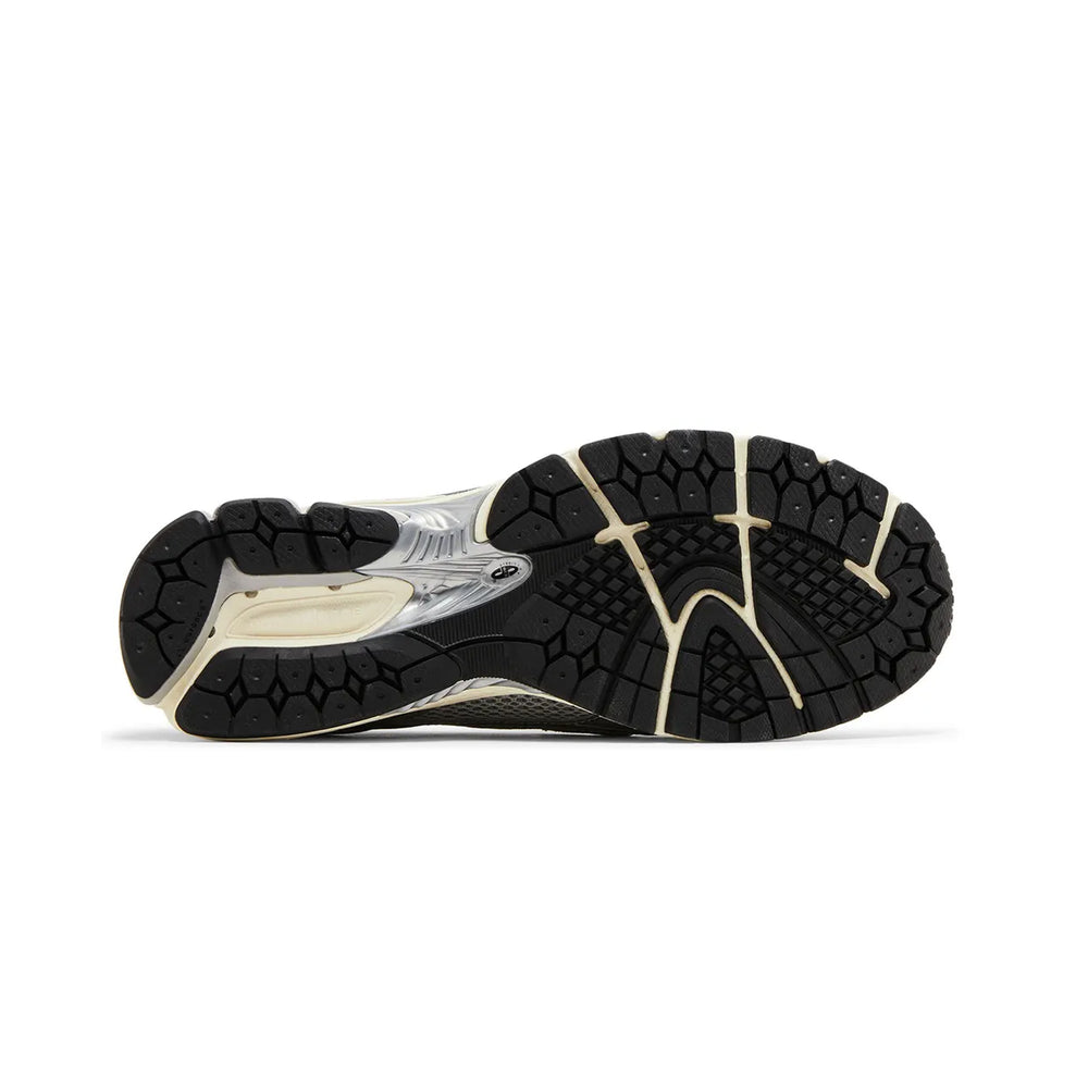 New-Balance-1906L-‘Metallic-Silver’-(2024)-5