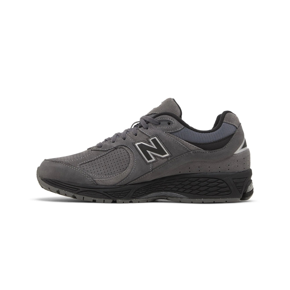 new_balance_2002r_castlerock_black_2023_3