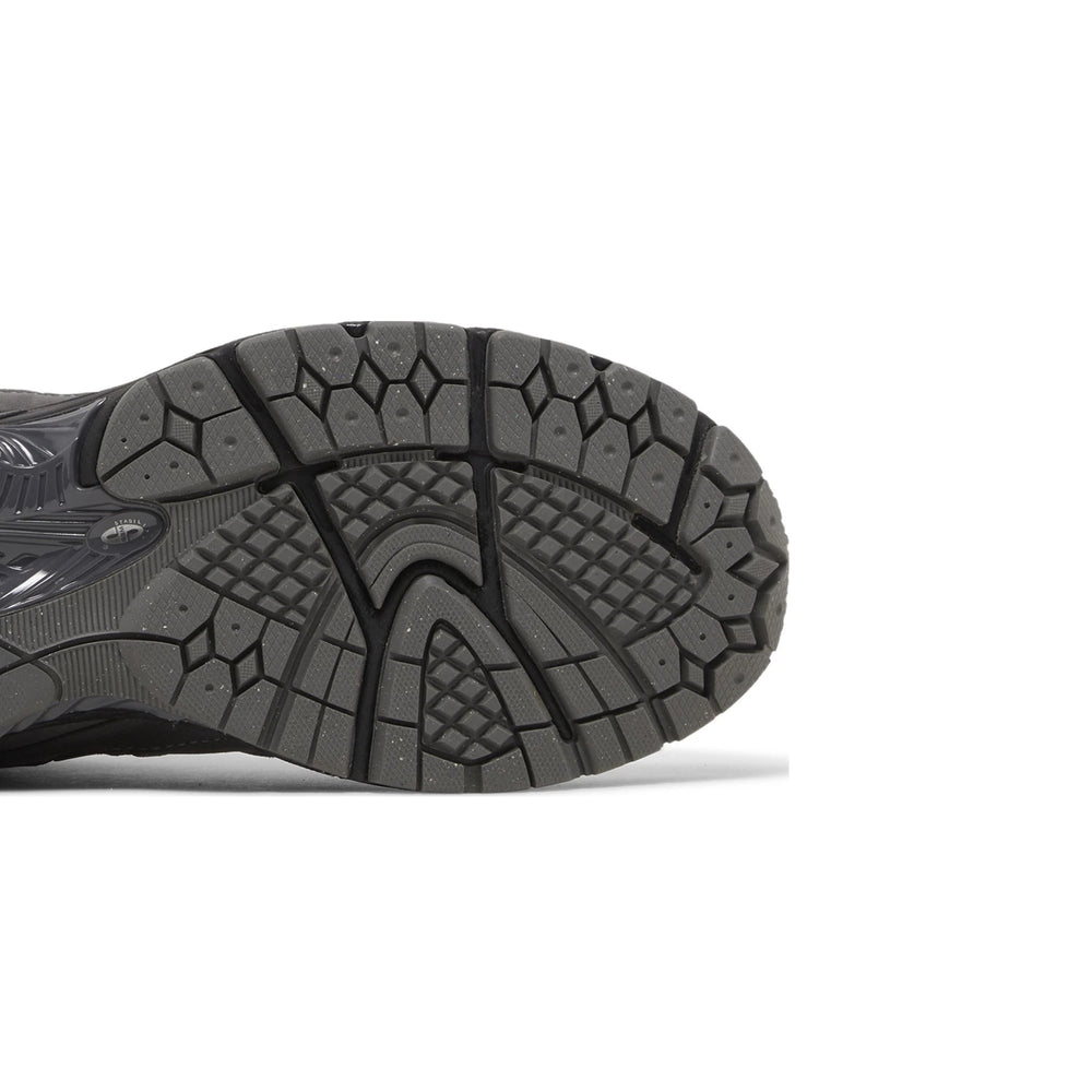 new_balance_2002r_castlerock_black_2023_8