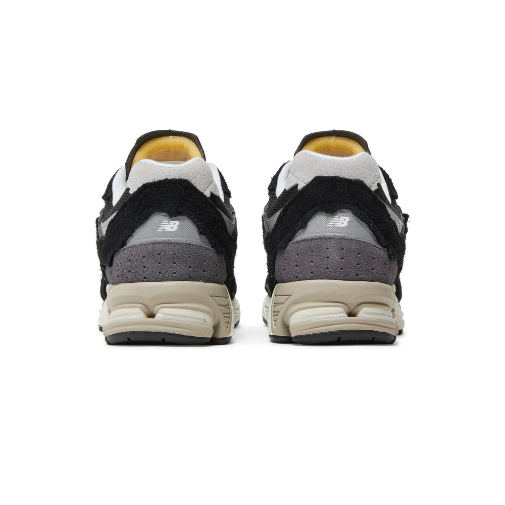 new_balance_2002r_protection_pack_black_grey_4