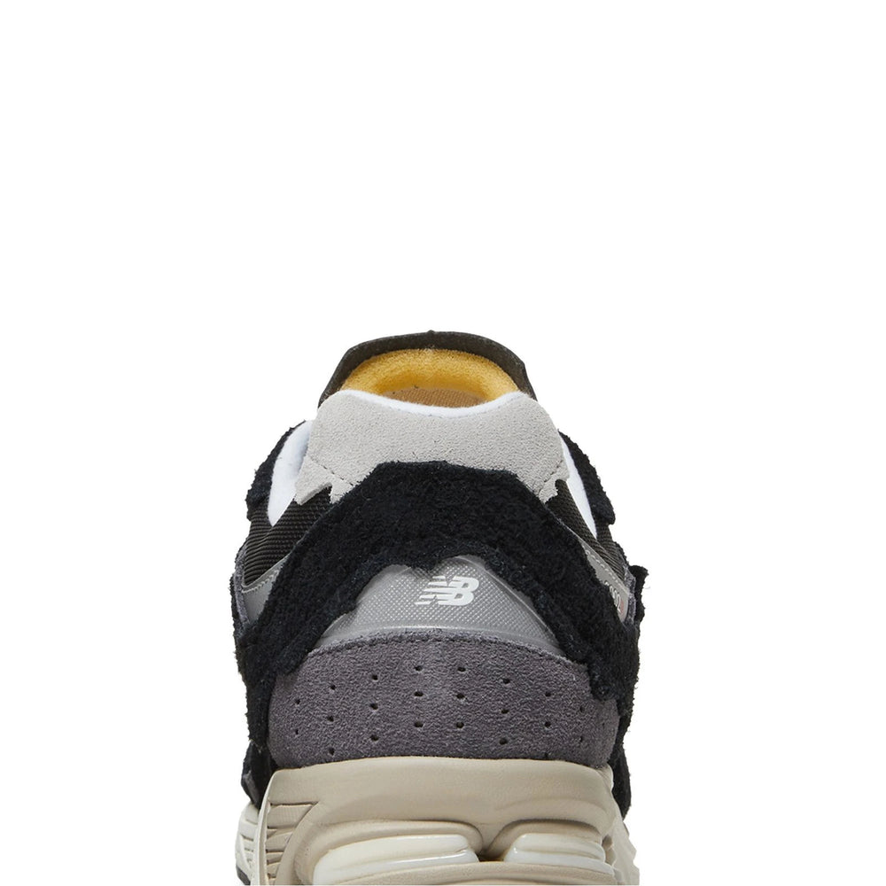 new_balance_2002r_protection_pack_black_grey_6