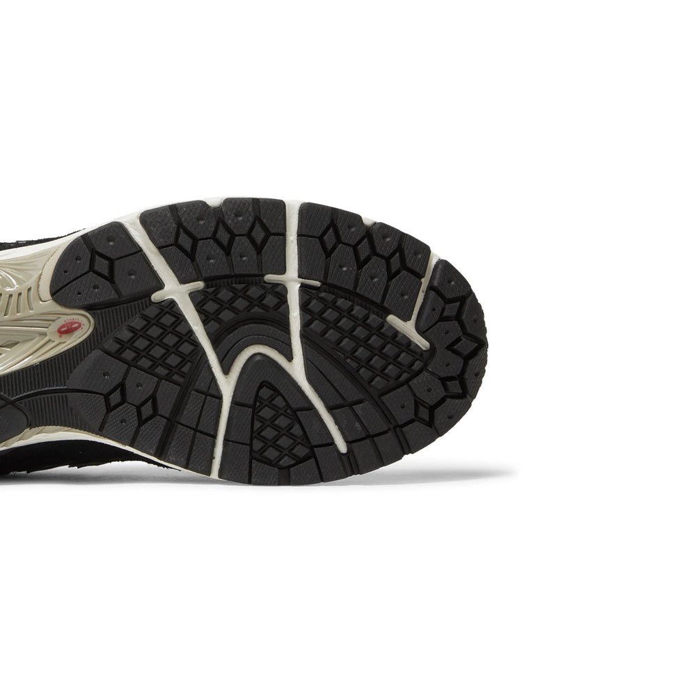 new_balance_2002r_protection_pack_black_grey_8