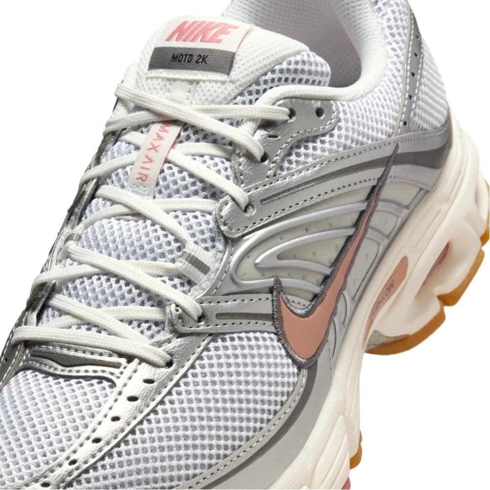 nike_air_max_moto_2k_white_silver_metallic_red_bronze_womens_2026_8