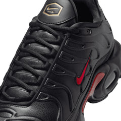 Nike-Air-Max-Plus-Premium-‘Bred’-(2024)-laces-close-up