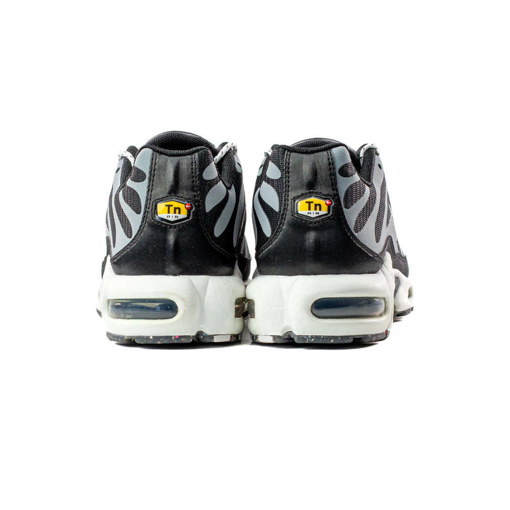 nike_air_max_plus_tn_black_metallic_silver_2021_4